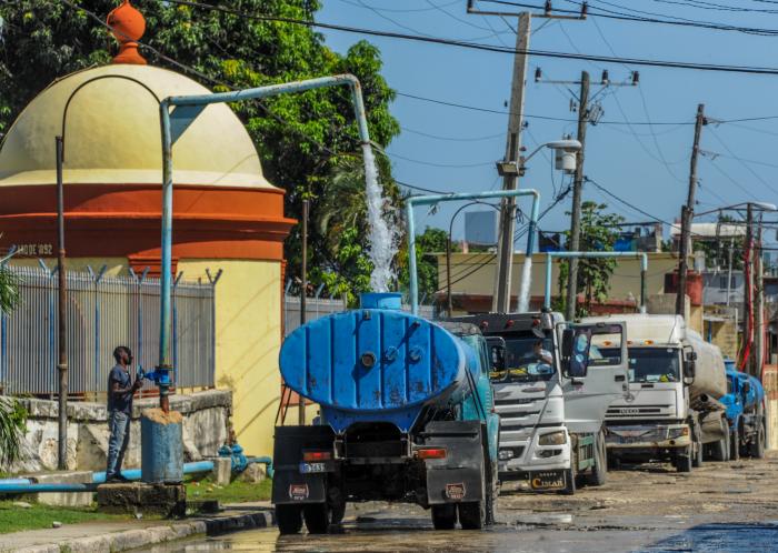 Más de 700 000 clientes carecen del servicio de agua por redes en el país