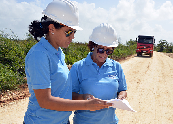 Ingenieras supervisando la ejecución de la obra