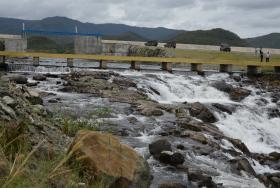 Presa Mayarí aliviando